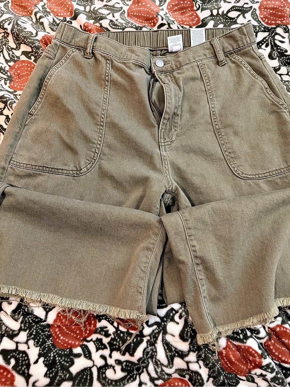 Time and Tru  Olive cropped pants